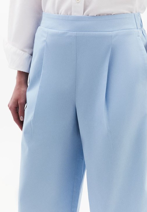 Baggy-Fit Pantolon ve Poplin Gömlek Kombini