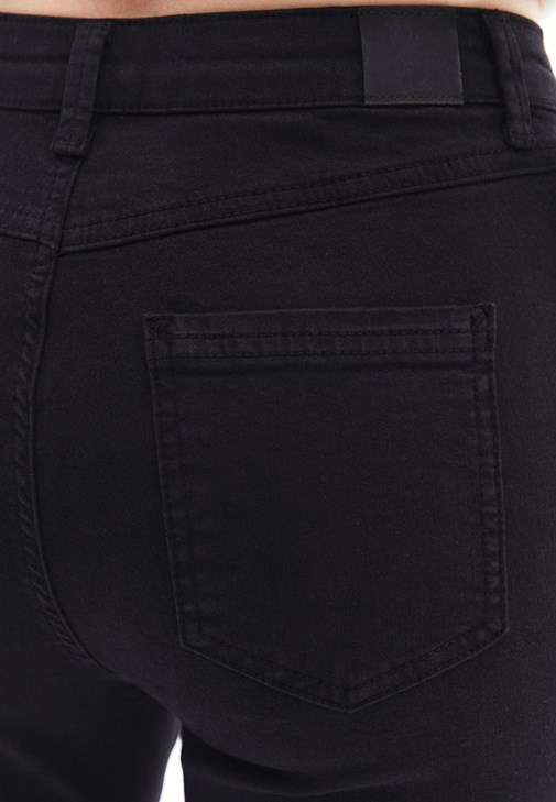 Tencel Pantolon ve Çıtçıtlı Tişört Kombini