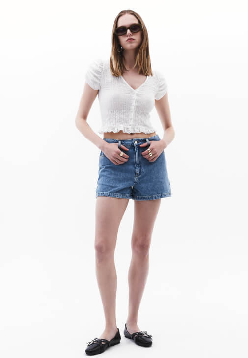 Düğme Detaylı Bluz ve Denim Şort Kombini