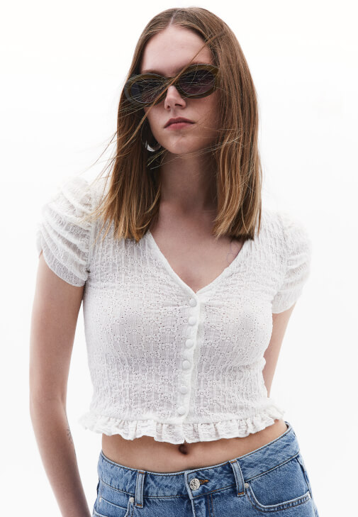 Düğme Detaylı Bluz ve Denim Şort Kombini