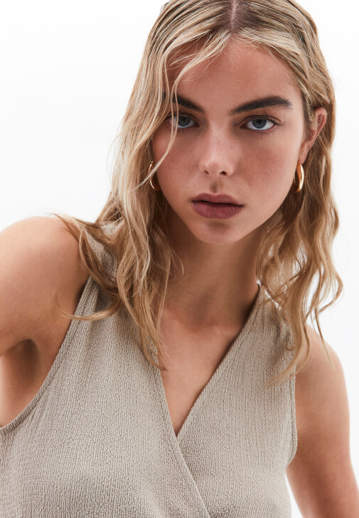 Bağlama Detaylı Yelek ve Uzun Etek Kombini