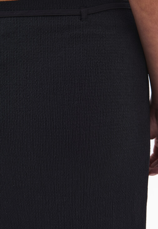 Yırtmaçlı Uzun Etek ve Yelek Kombini