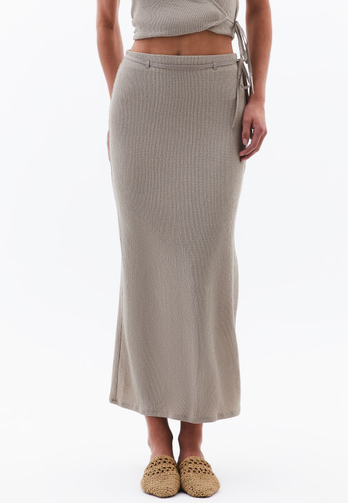 	Uzun Etek ve Bağlamalı Yelek Kombini