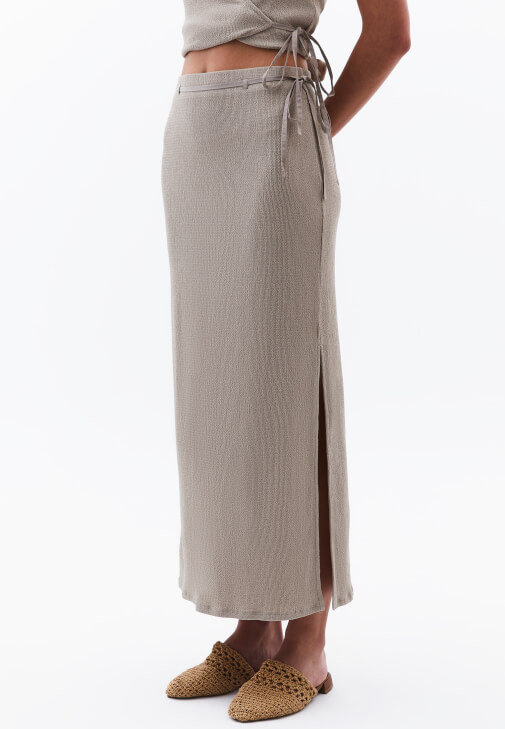 	Uzun Etek ve Bağlamalı Yelek Kombini