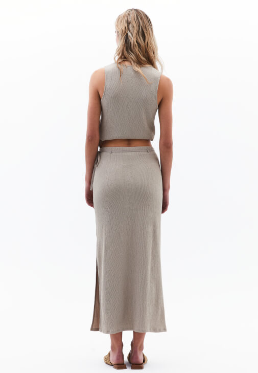 	Uzun Etek ve Bağlamalı Yelek Kombini