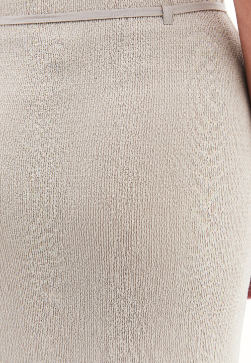 	Uzun Etek ve Bağlamalı Yelek Kombini