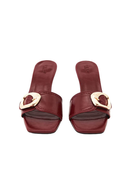 Halter Yaka Elbise ve Topuklu Terlik Kombini