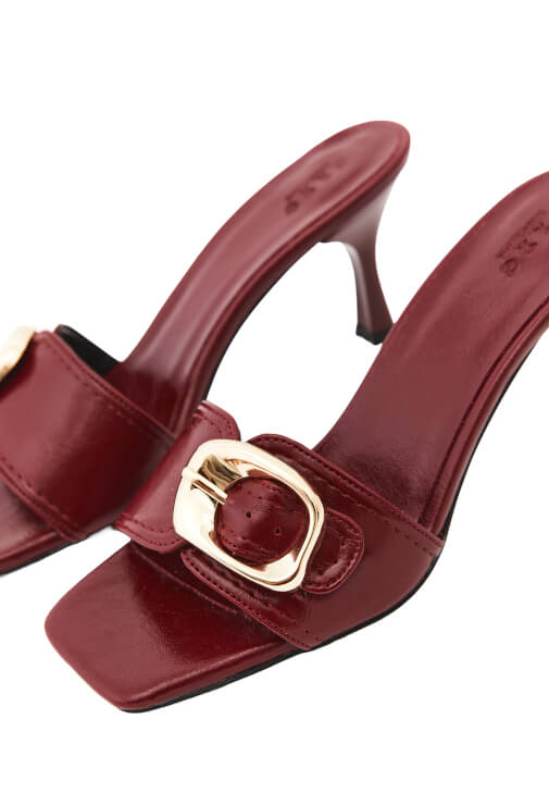 Halter Yaka Elbise ve Topuklu Terlik Kombini