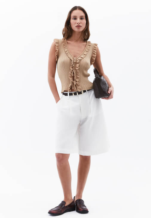 V Yaka Fırfırlı Bluz ve Keten Şort Kombini