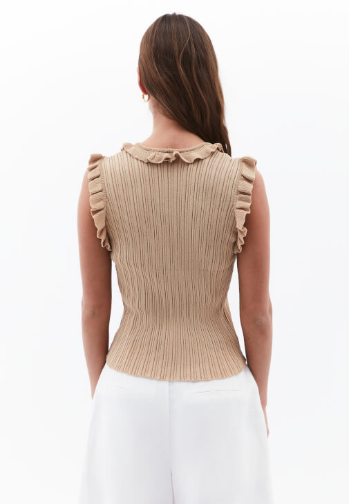 V Yaka Fırfırlı Bluz ve Keten Şort Kombini