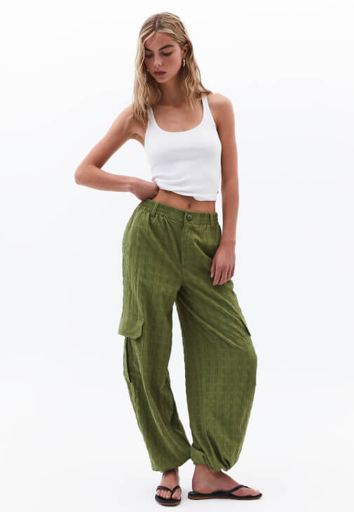 Keten Kargo Pantolon ve Keten Fırfırlı Bluz Kombini