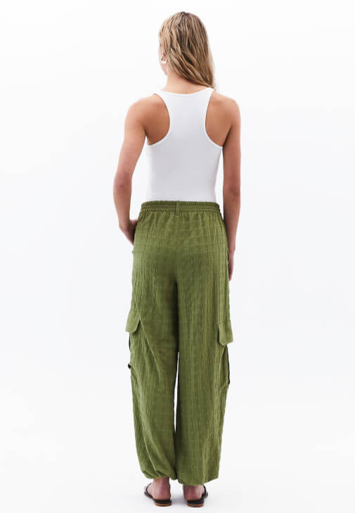 Keten Kargo Pantolon ve Keten Fırfırlı Bluz Kombini