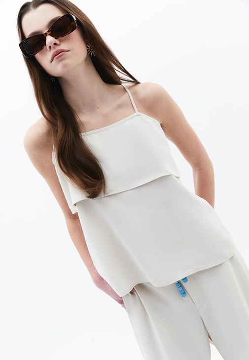 Sırt Dekolteli Bluz ve Wide-Leg Pantolon Kombini