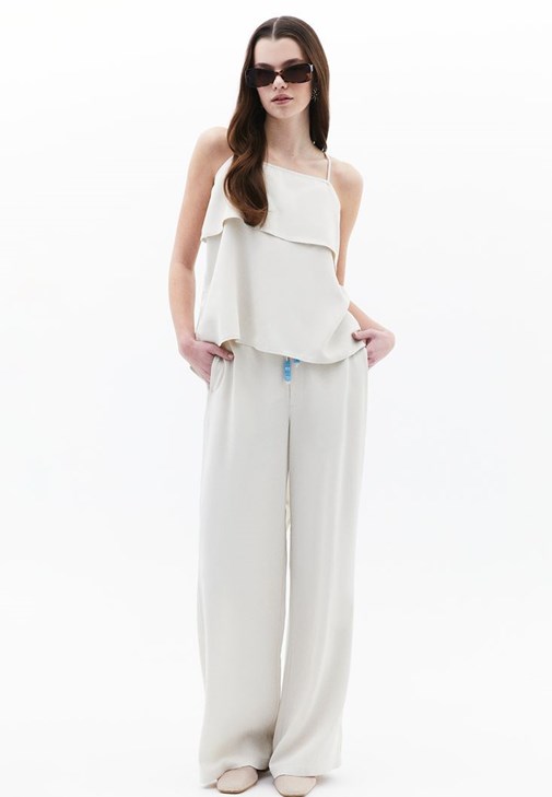 Sırt Dekolteli Bluz ve Wide-Leg Pantolon Kombini