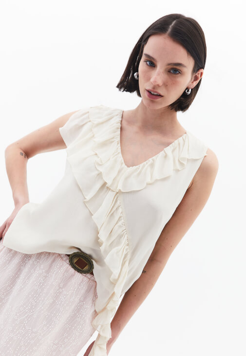 Fırfırlı Bluz ve Nakışlı Etek Kombini