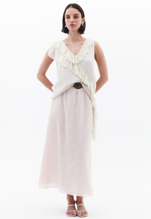 Fırfırlı Bluz ve Nakışlı Etek Kombini