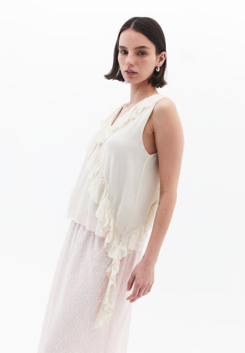 Fırfırlı Bluz ve Nakışlı Etek Kombini