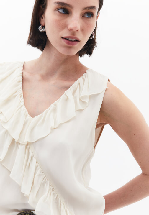 Fırfırlı Bluz ve Nakışlı Etek Kombini