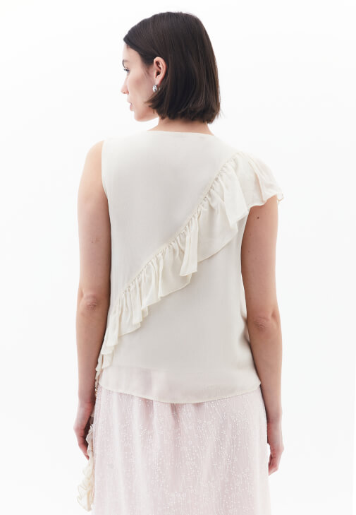 Fırfırlı Bluz ve Nakışlı Etek Kombini