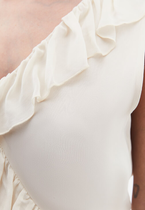 Fırfırlı Bluz ve Nakışlı Etek Kombini