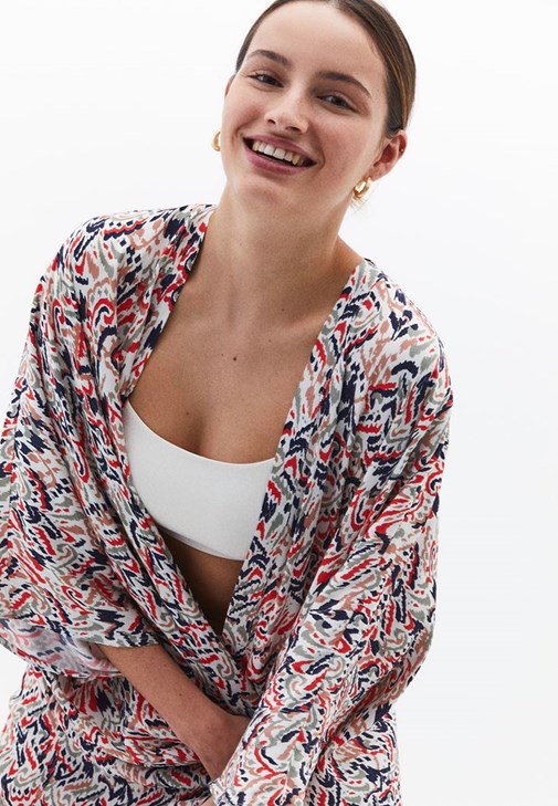 Desenli Kimono ve Mini Şort Kombini