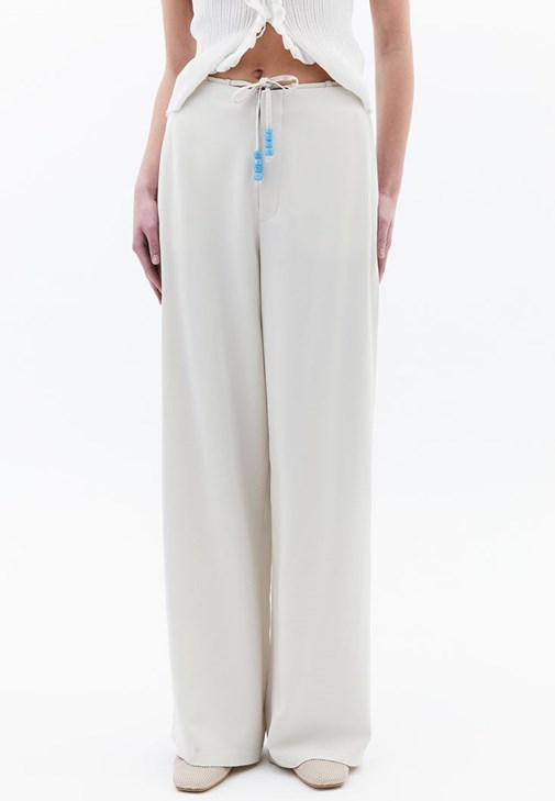 Wide-Leg Pantolon ve Sırt Dekolteli Bluz Kombini