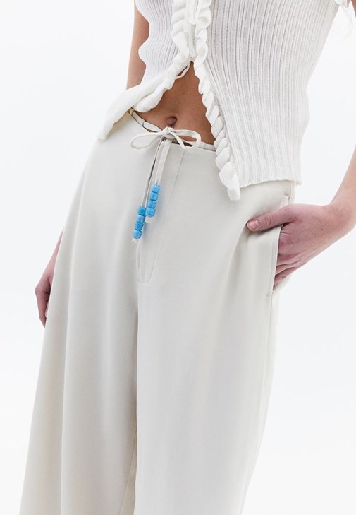 Wide-Leg Pantolon ve Sırt Dekolteli Bluz Kombini
