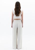 Wide-Leg Pantolon ve Sırt Dekolteli Bluz Kombini