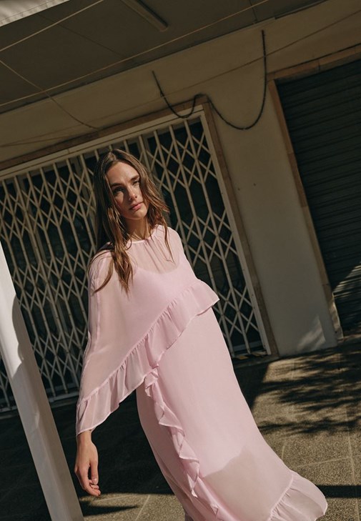 Fırfırlı Elbise ve Tokalı Ayakkabı Kombini