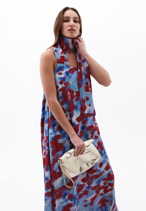 Yaka Detaylı Uzun Elbise ve Terlik Kombini