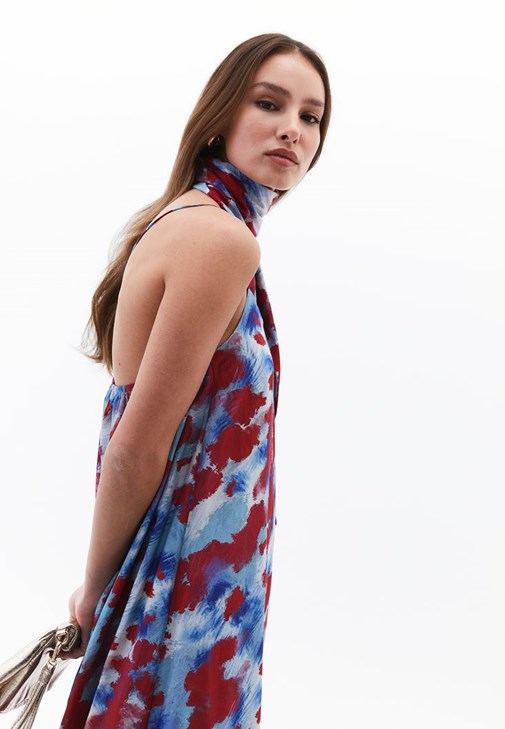 Yaka Detaylı Uzun Elbise ve Terlik Kombini