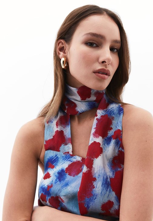 Yaka Detaylı Uzun Elbise ve Terlik Kombini