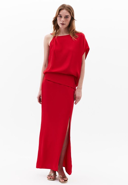 Yırtmaçlı Uzun Etek ve Tokalı Bluz Kombini