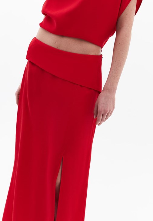 Yırtmaçlı Uzun Etek ve Tokalı Bluz Kombini