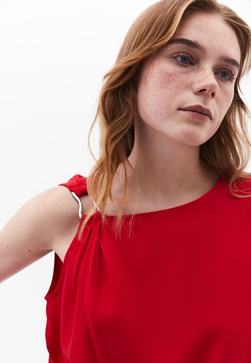 Toka Detaylı Bluz ve Yırtmaçlı Uzun Etek Kombini