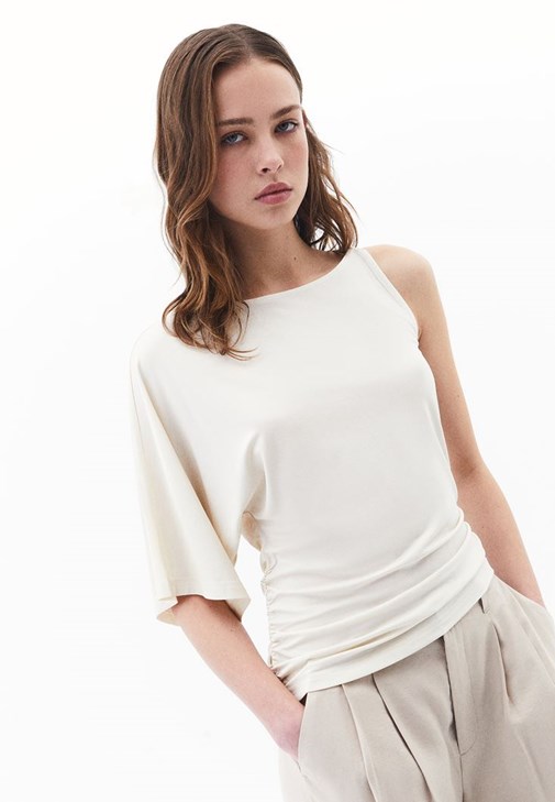 Asimetrik Bluz ve Mom-Fit Pantolon Kombini