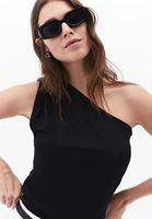 Tek Omuzlu Bluz ve Keten Bermuda Şort Kombini