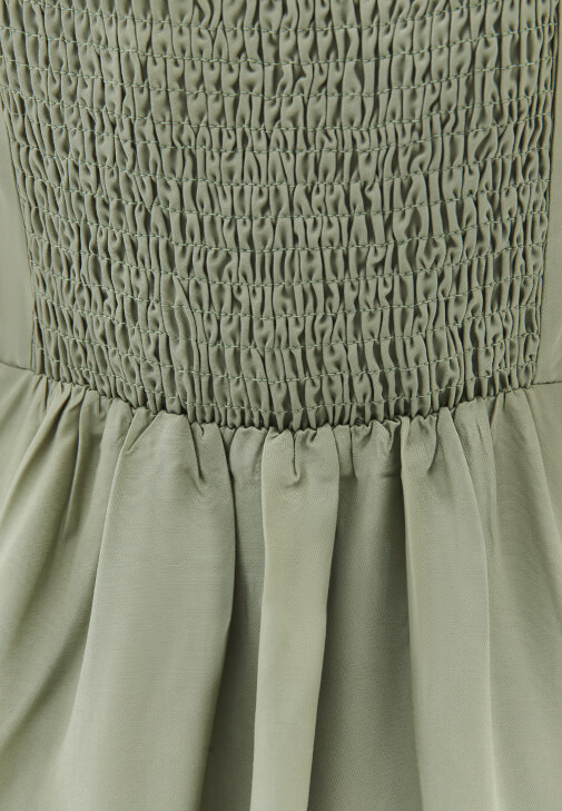 Yırtmaçlı Midi Elbise ve Topuklu Terlik Kombini