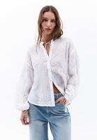 Nakış Detaylı Bluz ve Denim Pantolon Kombini