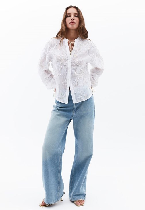Nakış Detaylı Bluz ve Denim Pantolon Kombini