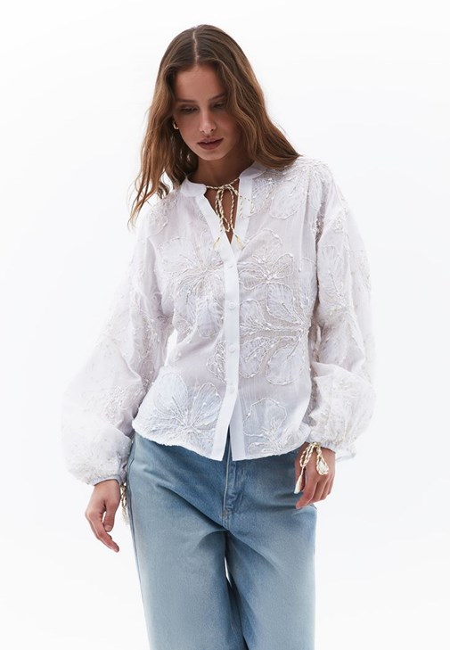 Nakış Detaylı Bluz ve Denim Pantolon Kombini