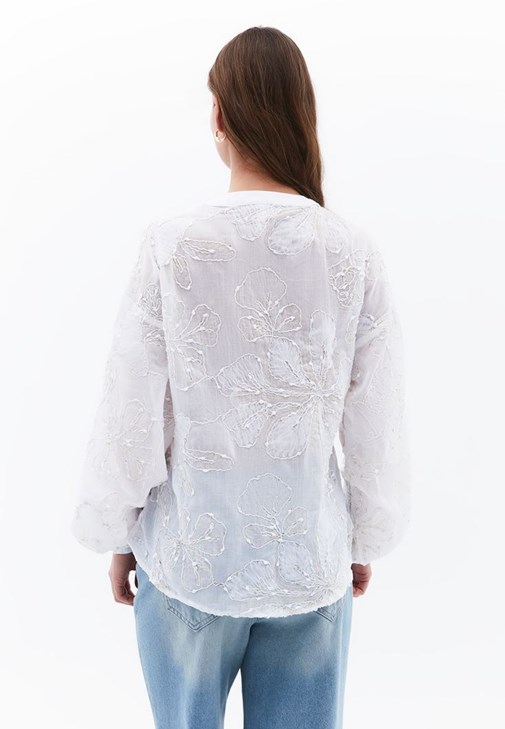 Nakış Detaylı Bluz ve Denim Pantolon Kombini
