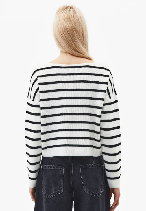 Çizgili Kazak ve Barrel-Fit Denim Kombini