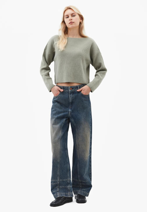Triko Kazak ve Baggy-Fit Denim Kombini