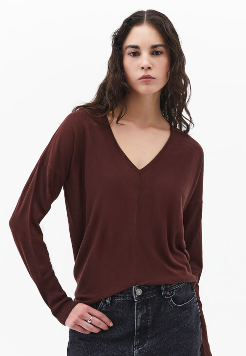 V Yaka Kazak ve Denim Pantolon Kombini