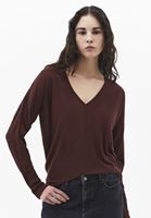 V Yaka Kazak ve Denim Pantolon Kombini