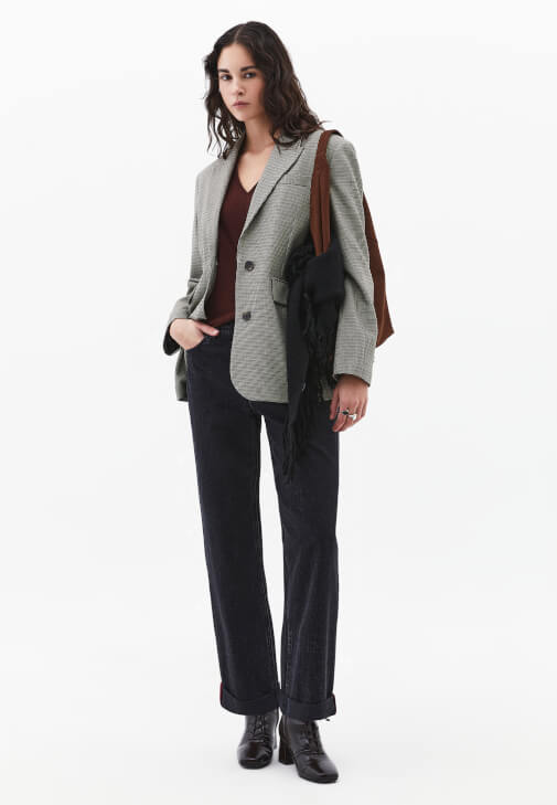 V Yaka Kazak ve Denim Pantolon Kombini