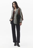 V Yaka Kazak ve Denim Pantolon Kombini