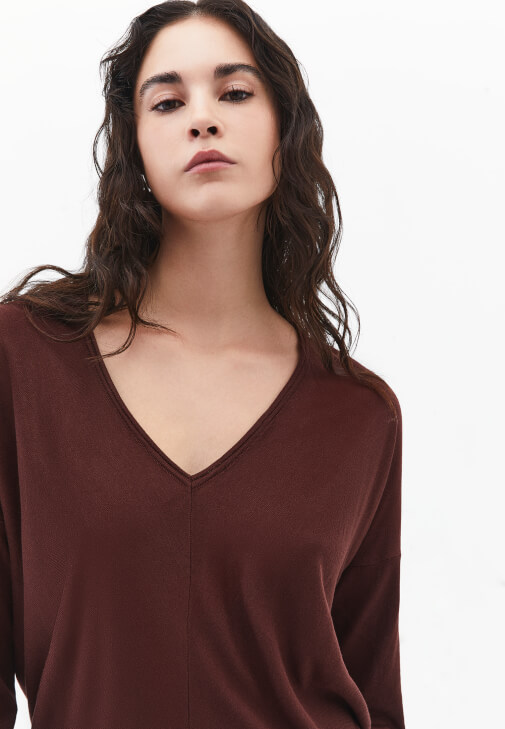 V Yaka Kazak ve Denim Pantolon Kombini