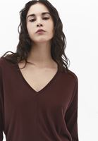 V Yaka Kazak ve Denim Pantolon Kombini